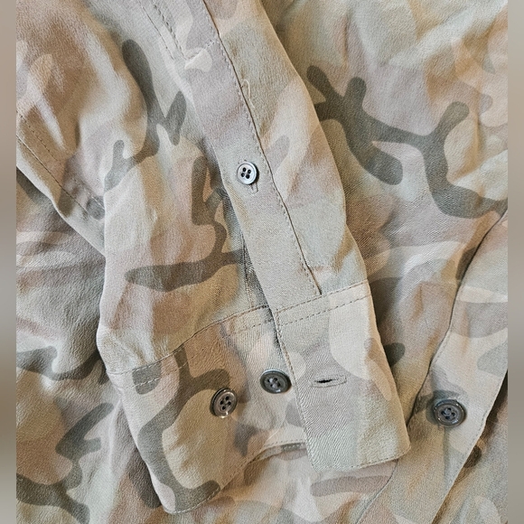 Equipment Femme Camo Silk Long Sleeve Button Down Blouse Small - Picture 6 of 7